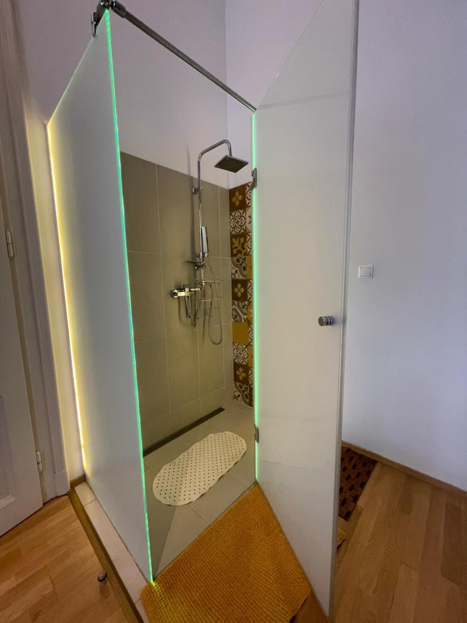 Amber Pearl Apartment 2 Rooms And 2 Bathrooms At Kalvin Square Budapest Bagian luar foto